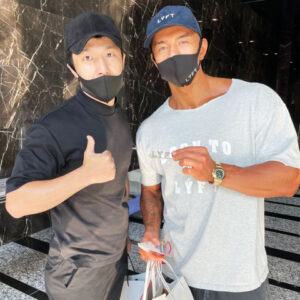 エドワード加藤氏へ、オールチタン製のキーホルダーをプレゼントさせて頂きました